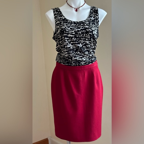Jones New Your Vintage Beautiful Mini Red Wine Skirt 100% Worsted Wool S… - Picture 2 of 10